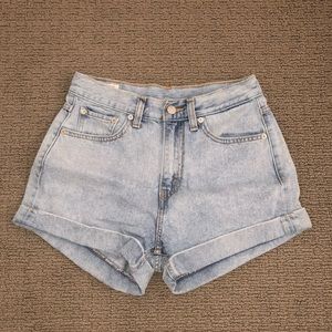Levi’s High-Waisted Mom Short - Light Wash